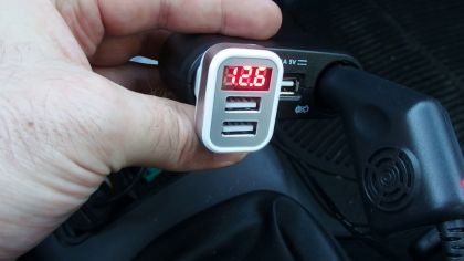 Автомобильное ЗУ Hoco Z3 (2USB/ 3.1A) с дисплеем White